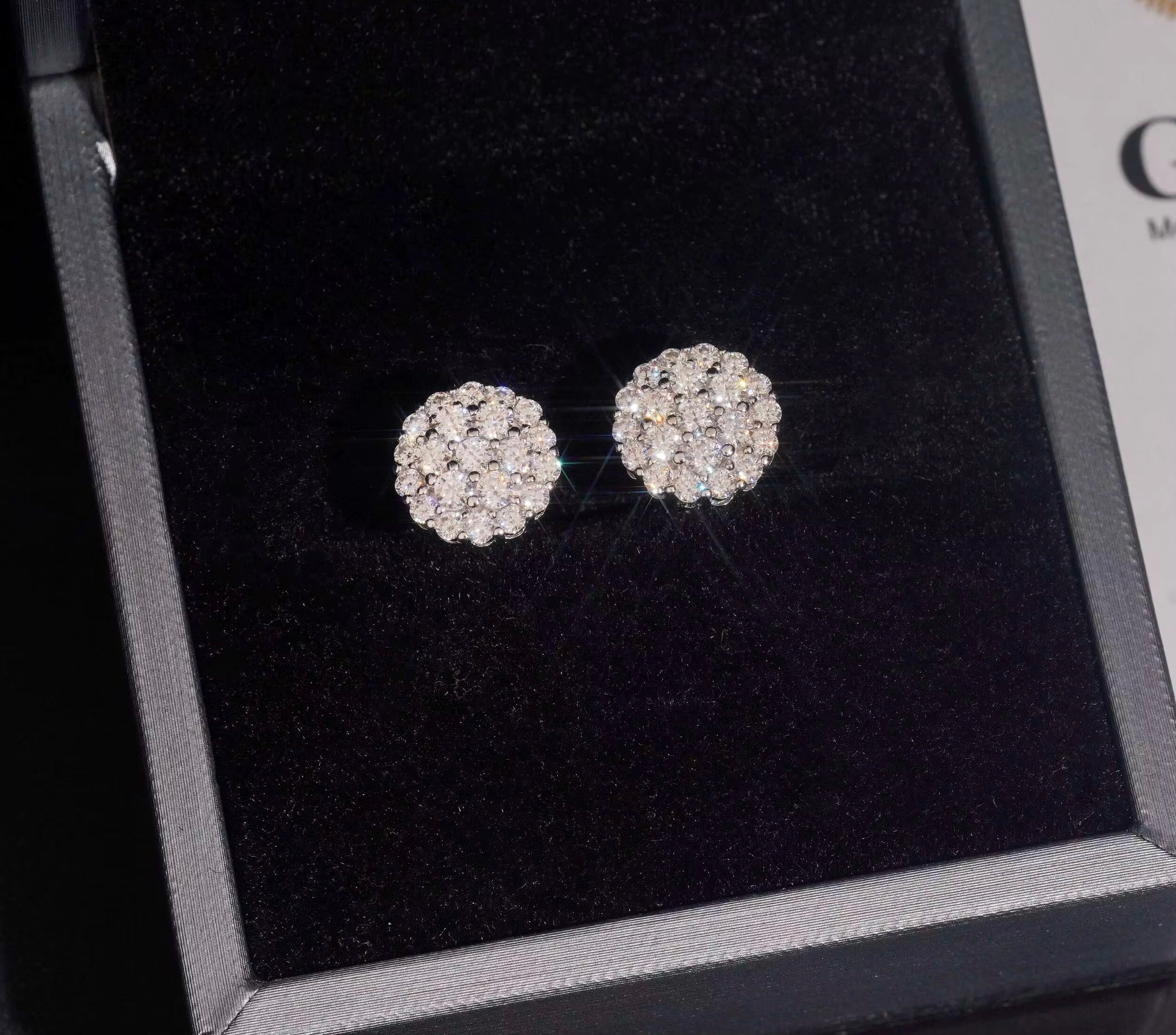 Cluster Motion Studs